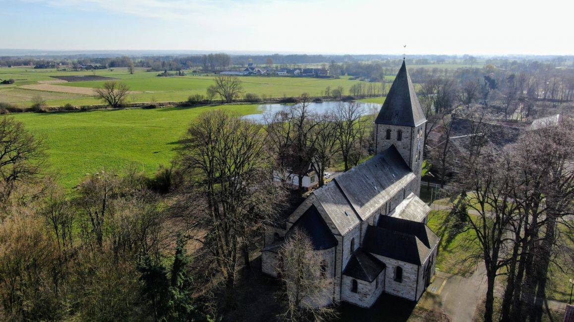 Im Vordergrund die St. Landolinus-Kirche, am oberen Bildrand Ringboke  Foto: D. Hennig